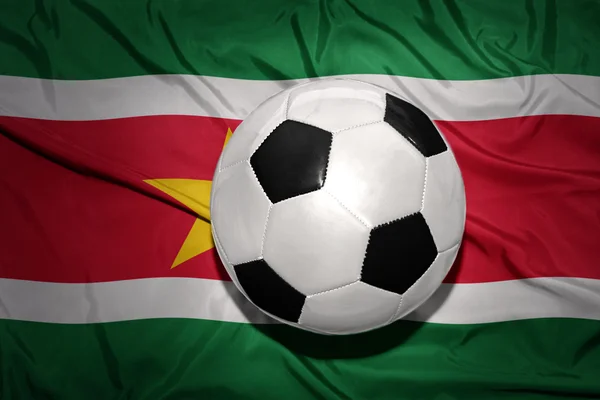 Czarno-białe piłki nożnej Piłka na fladze narodowej Surinamu — Zdjęcie stockowe
