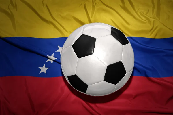 Svart och vit Fotboll boll på den nationella flaggan i venezuela — Stockfoto