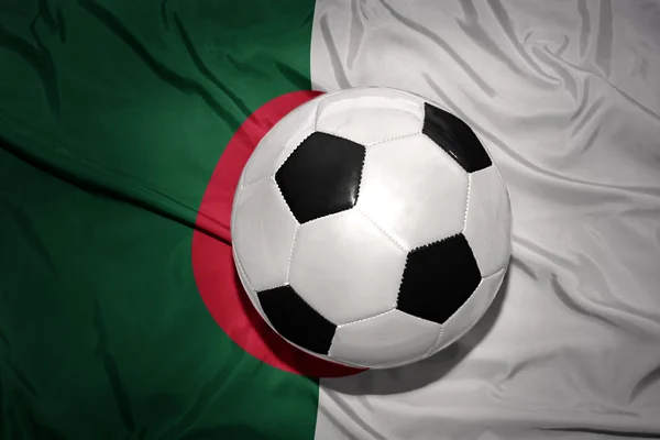 Zwartwit Voetbal bal op de nationale vlag van Algerije — Stockfoto