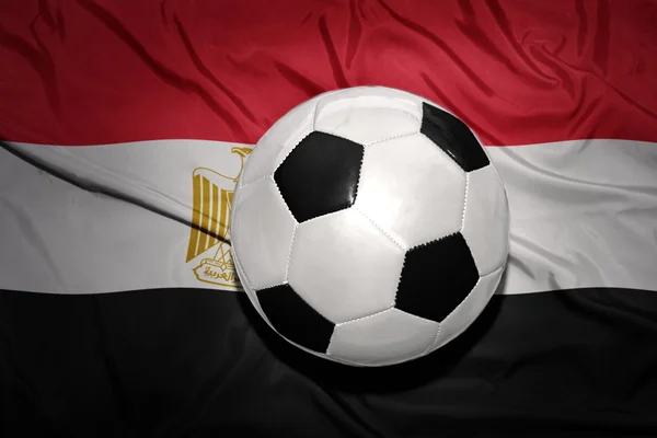 Czarno-białe piłki nożnej Piłka na flagę narodową z Egiptu — Zdjęcie stockowe