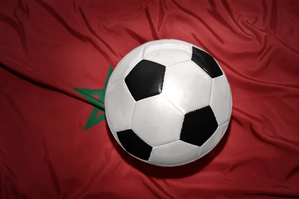 Czarno-białe piłki nożnej Piłka na fladze narodowej Maroka — Zdjęcie stockowe