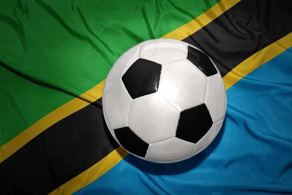Czarno-białe piłki nożnej Piłka na flagę narodową z Tanzanii — Zdjęcie stockowe