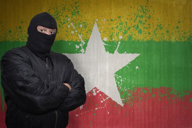 bir maske daimi bir duvar boyalı myanmar bayrağı ile yakın tehlikeli adam