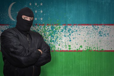 bir maske daimi bir duvar boyalı Özbekistan bayrağı ile yakın tehlikeli adam