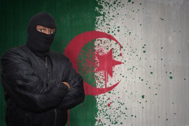 bir maske daimi bir duvar boyalı ulusal bayrak Cezayir ile yakın tehlikeli adam