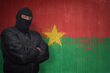bir maske daimi bir duvar boyalı ulusal bayrak burkina Faso ile yakın tehlikeli adam