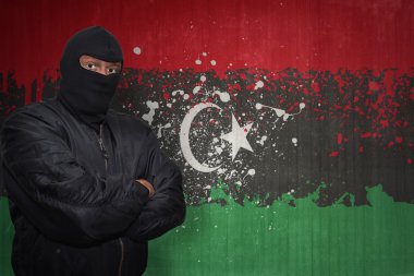 bir maske daimi bir duvar boyalı ulusal bayrak Libya ile yakın tehlikeli adam
