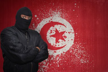 bir maske daimi bir duvar boyalı ulusal bayrak Tunus ile yakın tehlikeli adam