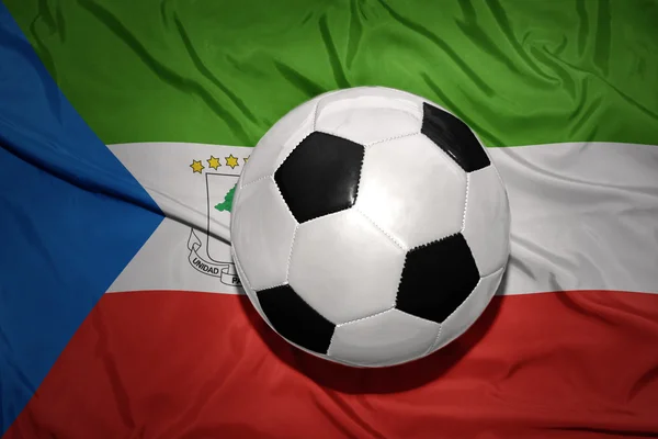 Pallone da calcio bianco e nero sulla bandiera nazionale della Guinea equatoriale — Foto Stock