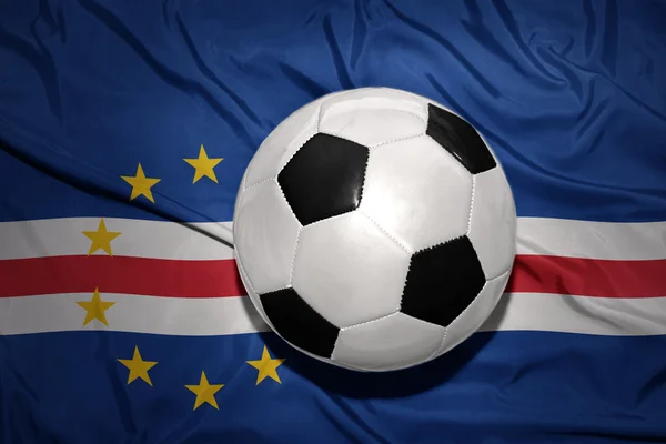 Balón de fútbol blanco y negro en la bandera nacional de Cabo Verde —  Fotos de Stock