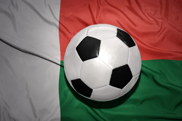 Svart och vit Fotboll boll på den nationella flaggan i Madagaskar — Stockfoto