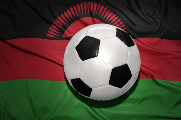 Piłki nożnej czarno-białe na flagę narodową w Malawi — Zdjęcie stockowe