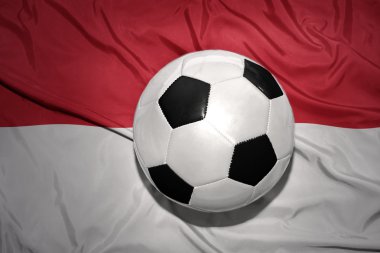 Endonezya bayrağı üzerinde siyah beyaz futbol topu