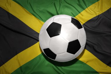 Jamaika bayrağı üzerinde siyah beyaz futbol topu