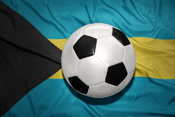 Piłki nożnej czarno-białe na Flaga narodowa Bahamy — Zdjęcie stockowe