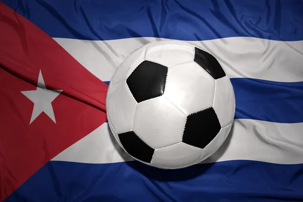 Pallone da calcio bianco e nero sulla bandiera nazionale di cuba — Foto Stock