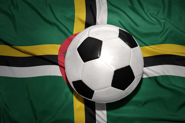 多米尼克国国旗上的黑白相间的足球球 — 图库照片