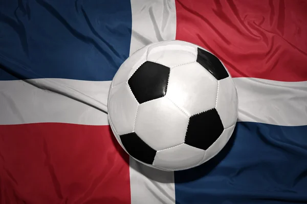 Svart och vit Fotboll boll på den nationella flaggan i Dominikanska Republiken — Stockfoto