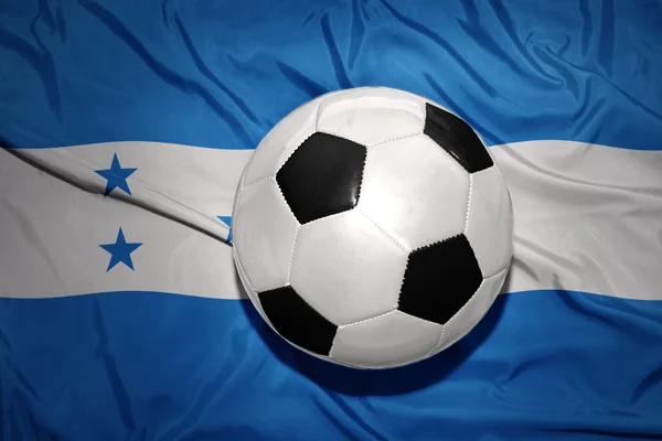 Черно-белый футбольный мяч на государственном флаге Гондураса — стоковое фото