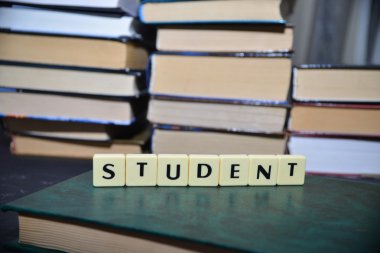 Word öğrenci yığın kitap yakınındaki