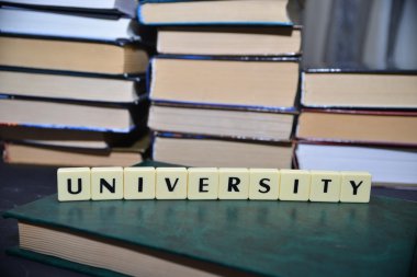 Word Üniversitesi yakınındaki yığın kitap