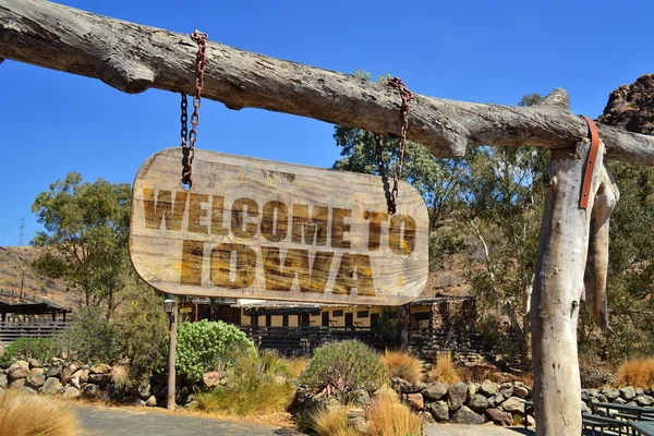 Altes Holzschild mit der Aufschrift "Willkommen in Iowa" hängt an einem Ast — Stockfoto