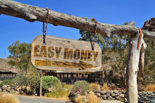 Oude houten uithangbord met pijl en de tekst "easy money" opknoping op een tak — Stockfoto
