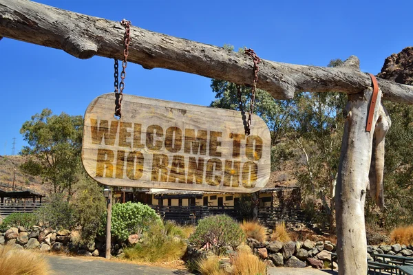 Régi fa jelzőtábla szöveggel "Welcome to Rio Rancho" lóg egy ág — Stock Fotó