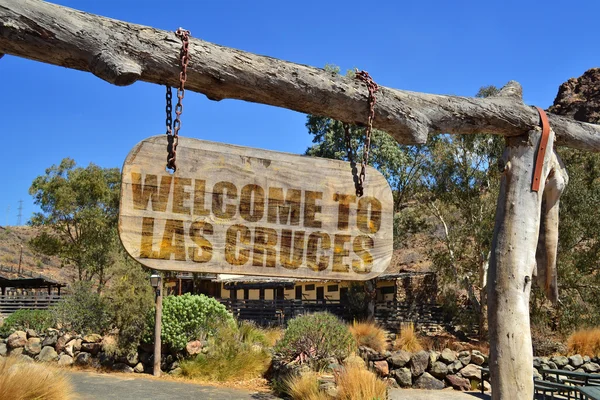 Altes Holzschild mit der Aufschrift "Willkommen bei las cruces" hängt an einem Ast — Stockfoto