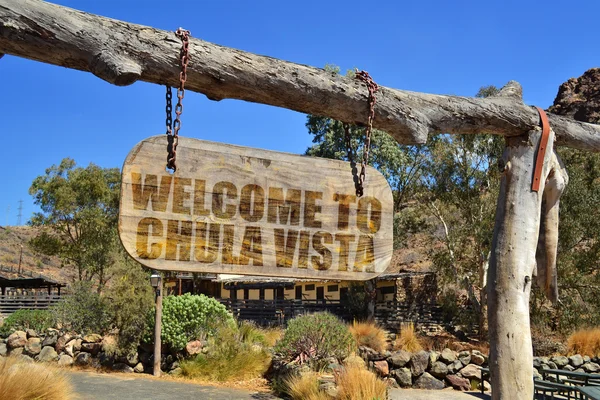 Oude houten uithangbord met tekst "Welcome to Chula Vista" opknoping op een tak — Stockfoto