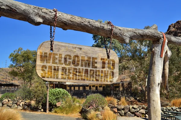 Régi fa jelzőtábla szöveggel "Welcome to San Bernardino" lóg egy ág — Stock Fotó