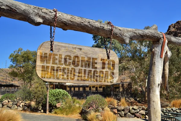 Old vintage wood signboard with text " welcome to Maceio Alagoas" hanging on a branch — Stock Photo, Image