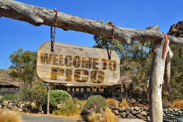 Oude vintage houten bord met de tekst "welcome to Pico" opknoping op een tak — Stockfoto