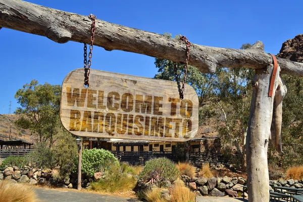 Oude vintage houten bord met de tekst "welcome to Barquisimeto" opknoping op een tak — Stockfoto