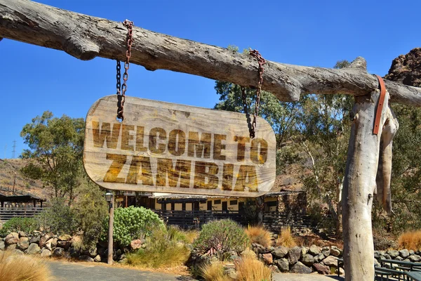 Altes Holzschild mit der Aufschrift "Willkommen in Sambia" hängt an einem Ast — Stockfoto