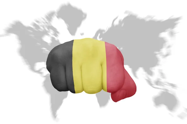 Fist med nationella flaggan i Belgien på världen karta bakgrund — Stockfoto