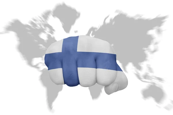 Fist med nationella flaggan i finland på världen karta bakgrund — Stockfoto