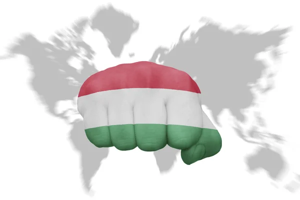 Pięść z Flaga narodowa Węgier na tle mapy świata — Zdjęcie stockowe