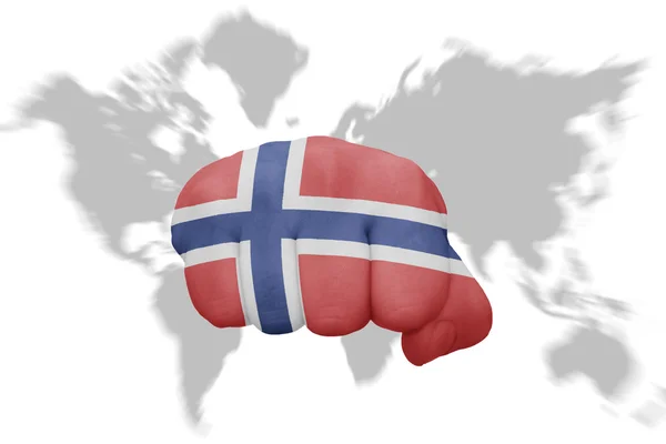 Кулак з національним прапором Норвегії на фоні карти світу — стокове фото