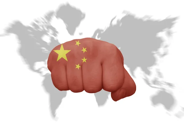 世界地図背景に中国の国旗と拳します。 — ストック写真