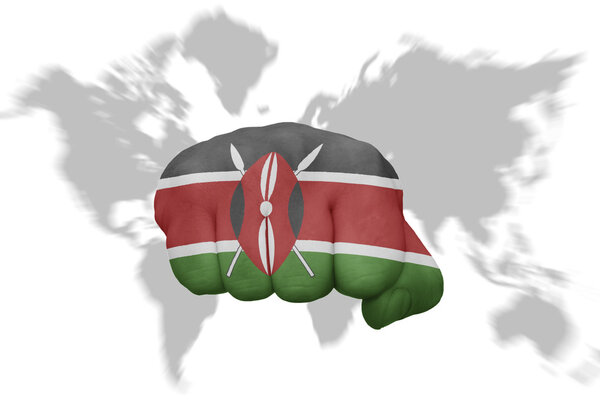 кулак с национальным флагом Кении на фоне карты мира
