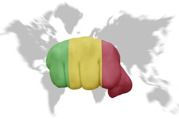 Fist med den nationella flaggan av mali på världen karta bakgrund — Stockfoto