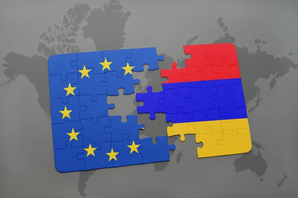 Rompecabezas con la bandera nacional de Armenia y la unión europea en un mapa del mundo fondo . —  Fotos de Stock