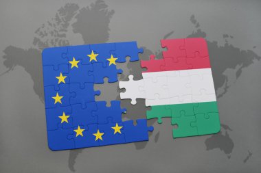 Macaristan ve Avrupa Birliği'nin ulusal bayrak dünya harita arka plan üzerinde ile bulmaca.