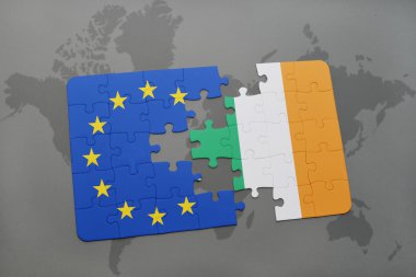 İrlanda ve Avrupa Birliği ulusal bayrak dünya harita arka plan üzerinde ile bulmaca.