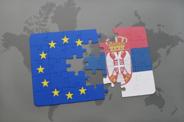 Dünya harita arka plan üzerinde Sırbistan ve Avrupa Birliği'nin ulusal bayrakla bulmaca.