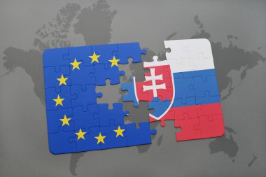 Slovakya ve Avrupa Birliği'nin ulusal bayrak dünya harita arka plan üzerinde ile bulmaca.