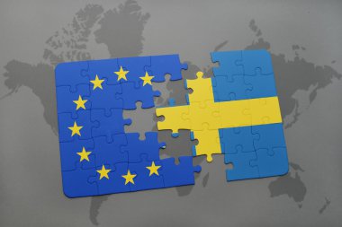 Dünya harita arka plan üzerinde İsveç ve Avrupa Birliği'nin ulusal bayrakla bulmaca.