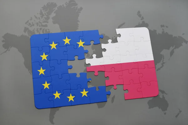 Puzzle z Flaga narodowa Polski i Unii Europejskiej na tle mapy świata. — Zdjęcie stockowe