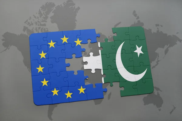 Puzzle with the national flag of pakistan and european union on a world map — Stock Photo, Image